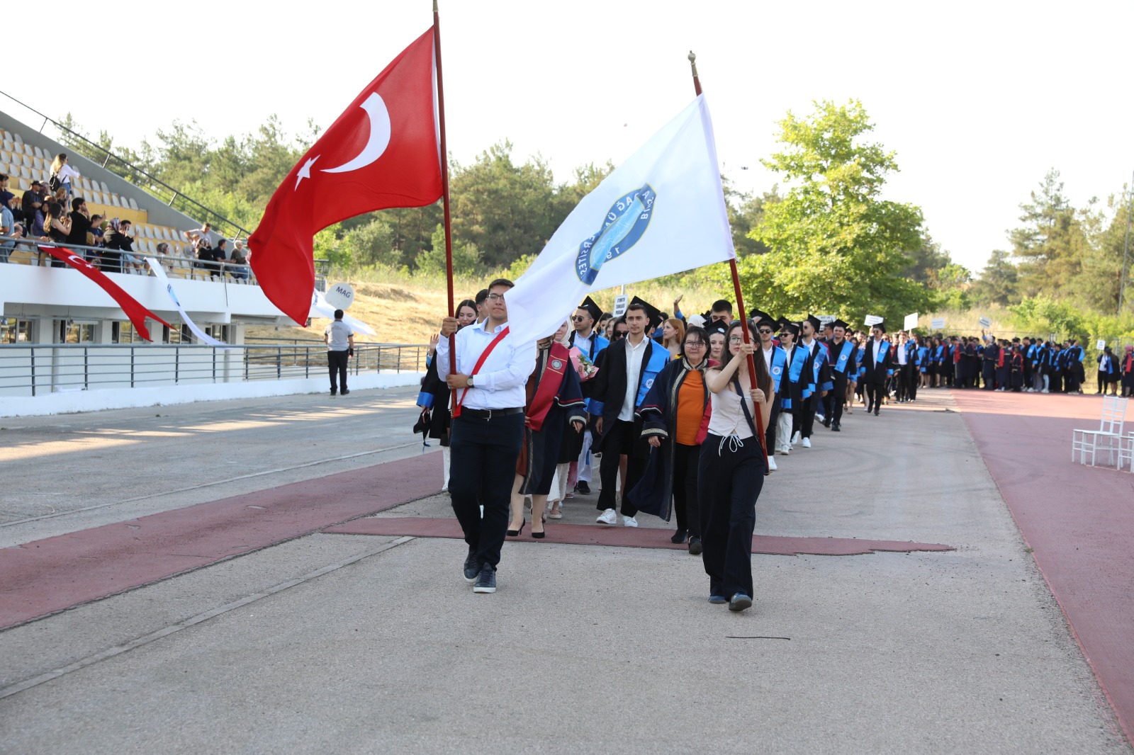Bursa Uludağ Üniversitesi Teknik Bilimler Meslek Yüksekokulu'nda Mezuniyet Coşkusu
